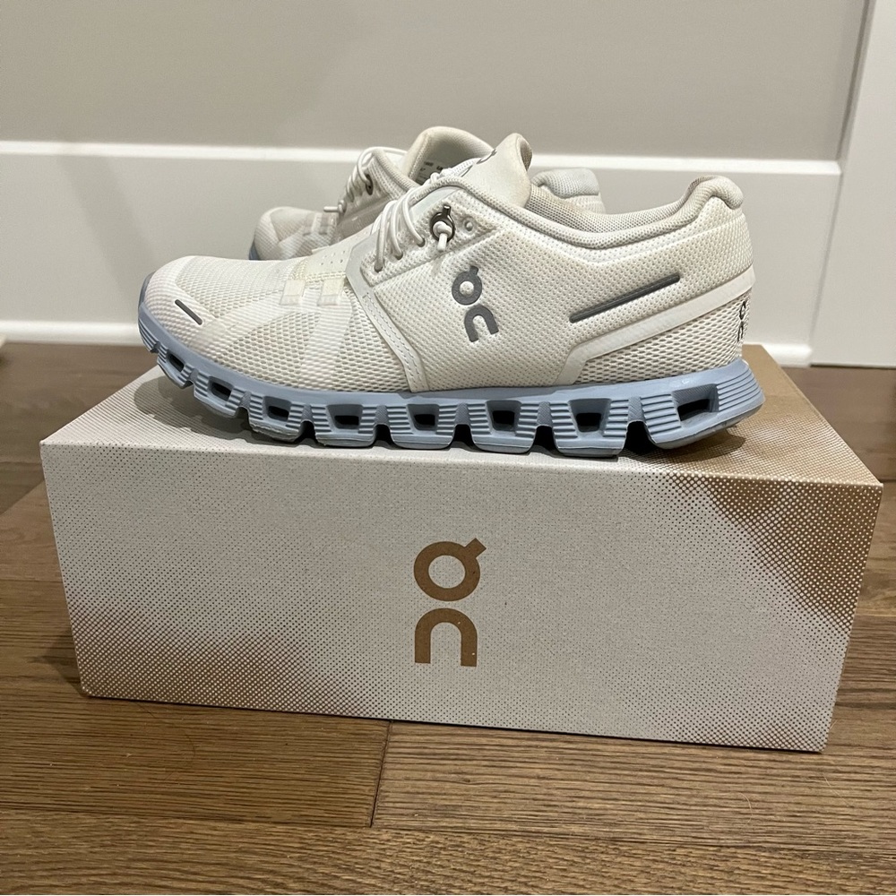 On Cloud Shoes White Chambray size 6